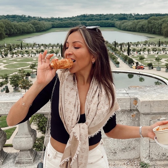 Meet your Posher, Erika - Picture 1 of 1